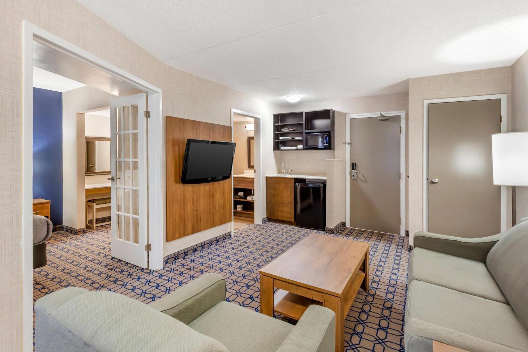 Quality Suites Уитби Экстерьер фото