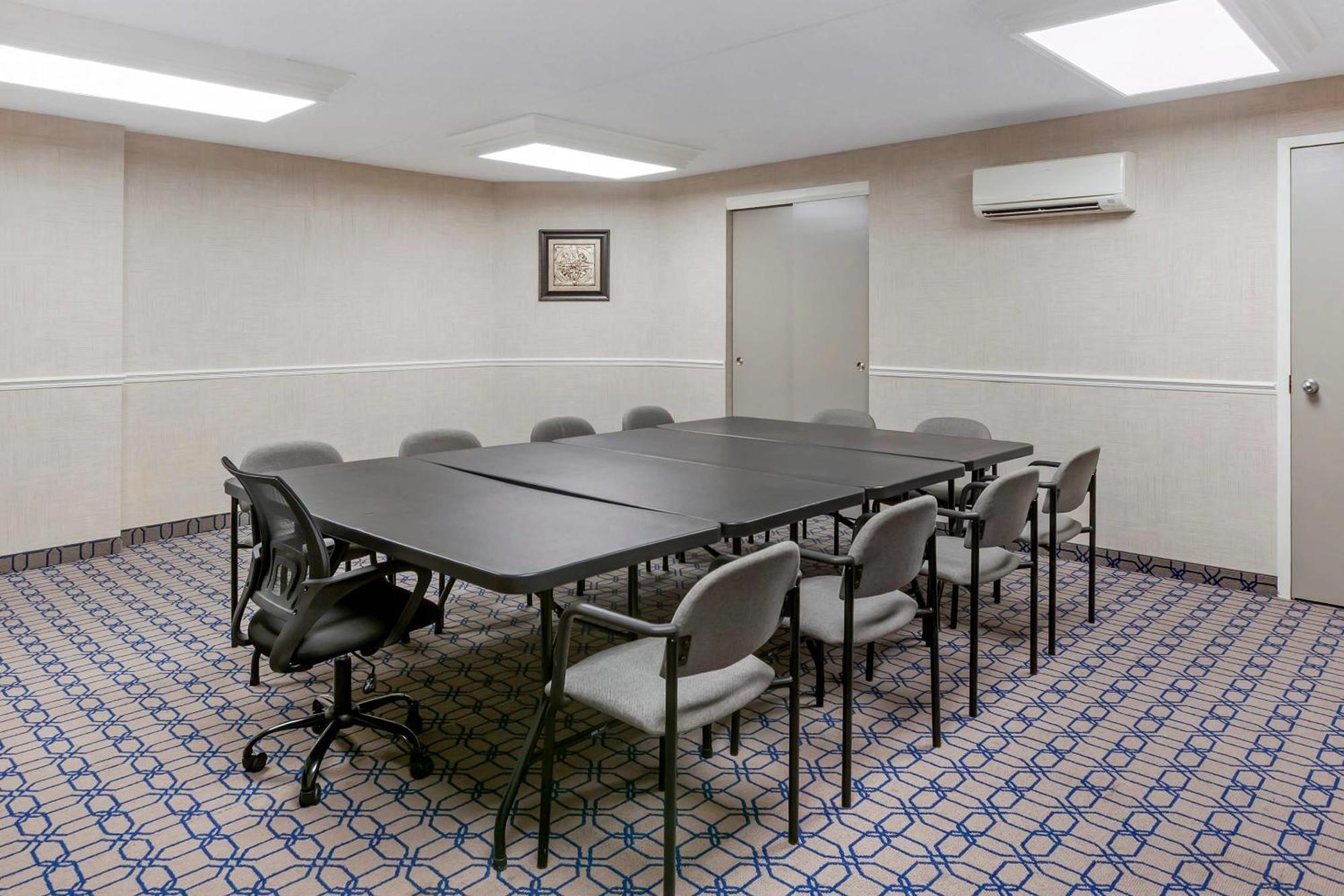 Quality Suites Уитби Экстерьер фото