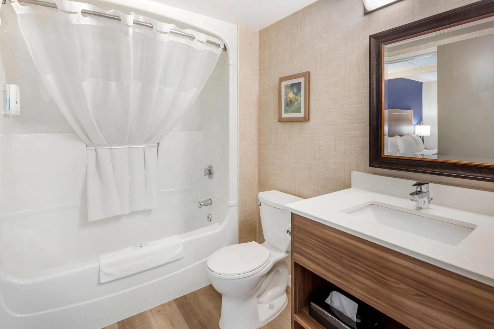 Quality Suites Уитби Экстерьер фото