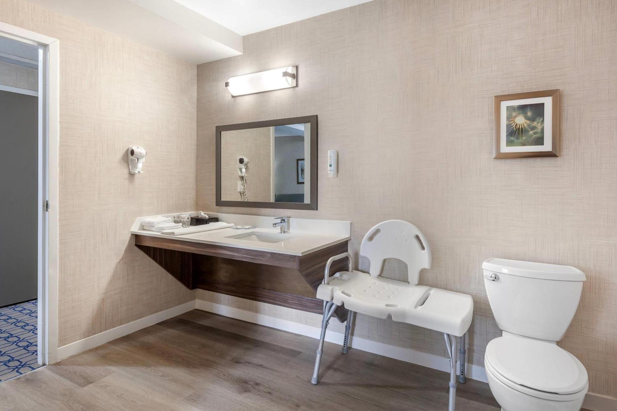 Quality Suites Уитби Экстерьер фото